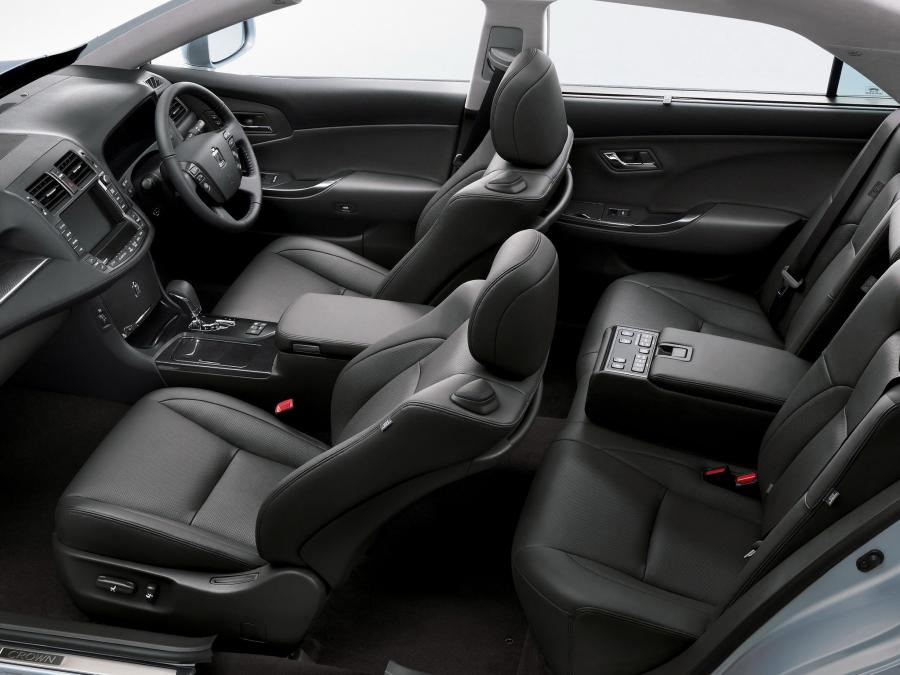 Интерьер Toyota Crown Hybrid 2008 года  (фото 11 из 13)